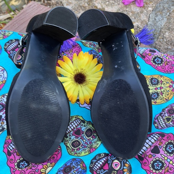 🌺 BETSEY JOHNSON w/COLORFUL Tassel Sandals Sz 9.5 - Picture 10 of 10